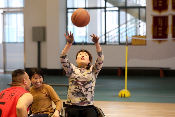 用手跑动 坐着投篮 近距离接触临沂轮椅篮球